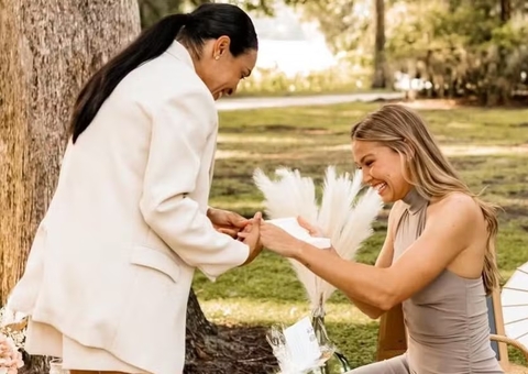 Marta mostra fotos de noivado com Carrie Lawrence