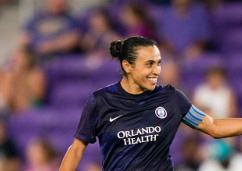 Sem Marta, Debinha é única brasileira indicada ao Bola de Ouro