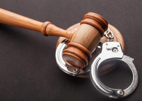 Homem é condenado a mais de 800 anos de prisão por estuprar a enteada