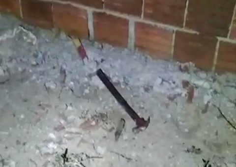 Homem morre com cabeça amassada a marteladas por vizinho idoso