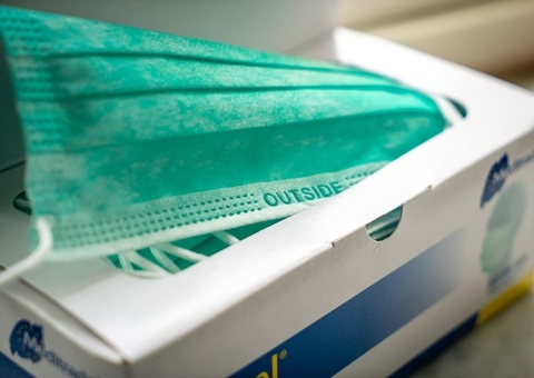 Mulher é retirada de dentro de avião após recusar colocar máscara no filho