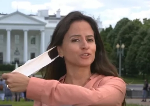 Vacinada, repórter da Globo se emociona ao tirar máscara ao vivo nos EUA