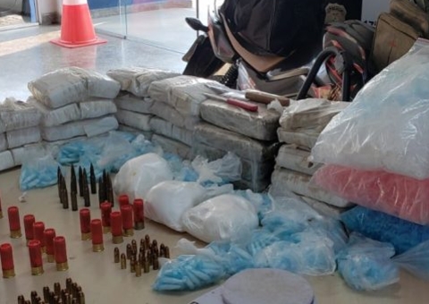 Mãe e filho são presos com R$ 130 mil em drogas escondidos em marcenaria em Manaus