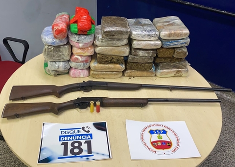Mais de 30 quilos de cocaína e espingardas são apreendidos em embarcação em Manaus