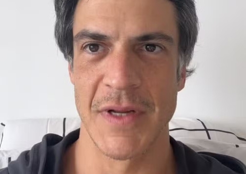 Mateus Solano se pronuncia após 'tapa' em celular no teatro e mostra outro ângulo de vídeo