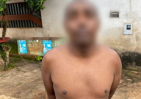 Homem é suspeito de espancar esposa e forjar que vítima passou mal assistindo TV; mulher morreu