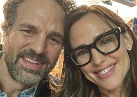 Jennifer Garner e Mark Ruffalo posam juntos 17 anos após 'De repente 30'