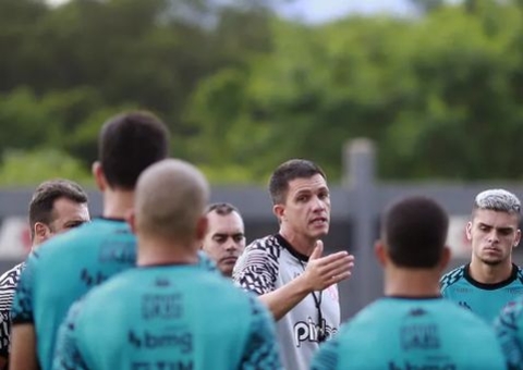 Diretor esportivo do Vasco reforça confiança em Barbieri em meio à crise