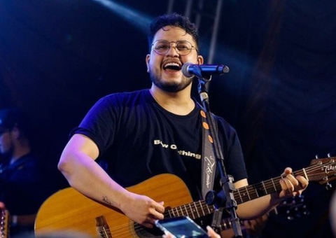 Grupo se reúne na porta de hospital e faz oração pela recuperação do cantor Maurílio