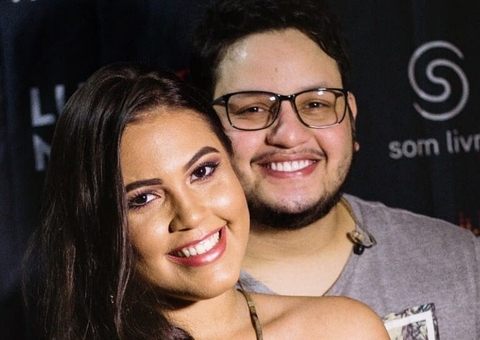 Esposa de Maurílio mostra foto do casal adolescente e homenageia cantor: "vou te amar pra sempre"