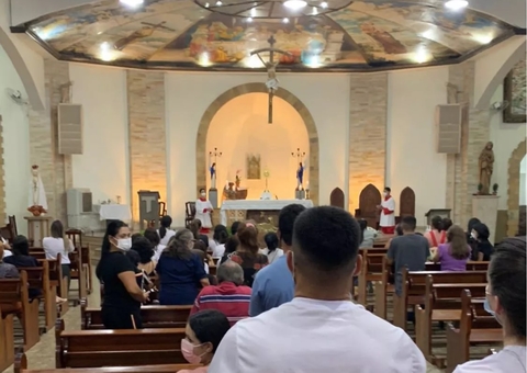 Familiares e amigos se reúnem em missa de 7º dia do cantor Maurílio