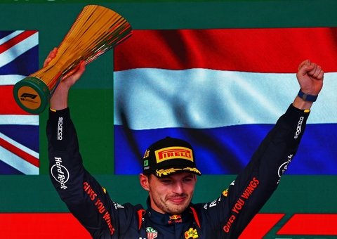 Vasco envia camisa a Max Verstappen após piloto declarar torcida ao clube