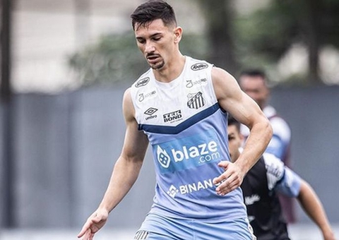 Reforço surpreende em clássico no Santos e vai do fim da fila a titular