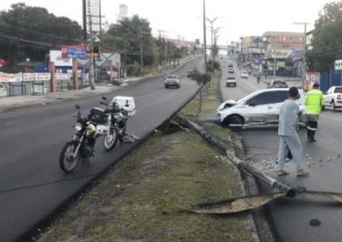 Acidente: Carro perde controle e derruba poste de energia em avenida de Manaus