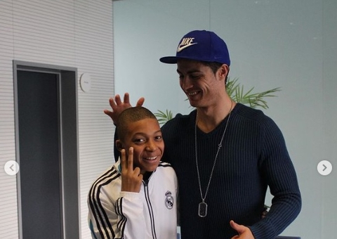 Anunciado pelo Real Madrid, Mbappé relembra foto com Cristiano Ronaldo e diz estar no clube dos sonhos 