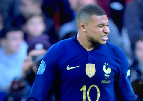 Mbappé é reintegrado ao elenco do PSG e cogita renovação, diz TV