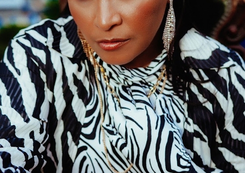 Funkeira pede ajuda após descoberta de tumor no útero: 'não estou conseguindo andar'