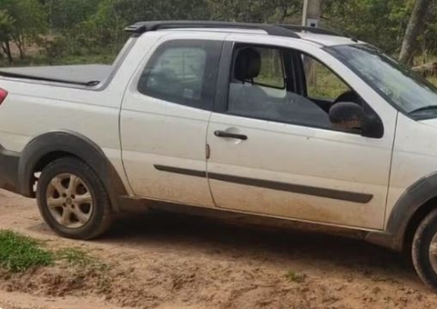 Mulher fica atolada por 18h horas após se perder 'no meio do nada'