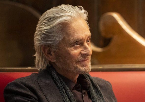 Ator Michael Douglas passeia por praia de Paraty, no Rio de Janeiro