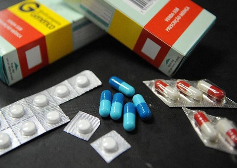 Médica que desviou remédios e exames do SUS para familiares agora trabalha de graça