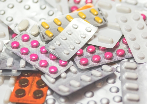 Misturar Ibuprofeno e remédios para pressão pode causar problema nos rins, diz estudo