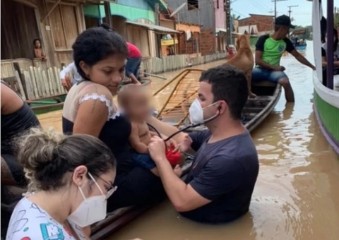 Médico atende bebê com pneumonia dentro de água em meio a enchente no Acre