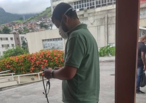 Médico flagrado dormindo é preso por omissão após morte de paciente