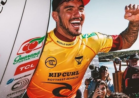 Medina derrota brasileiro Filipe Toledo e se consagra tricampeão no Mundial do Surfe