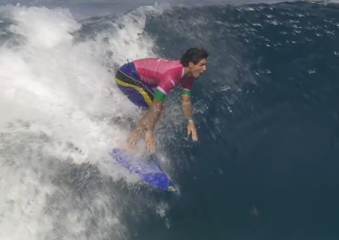 Gabriel Medina e João Chianca se classificam para oitavas do Surfe nas Olimpíadas