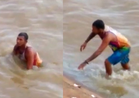 Suspeito de roubar celular se joga no rio com medo de ser espancado no Amazonas; vídeo