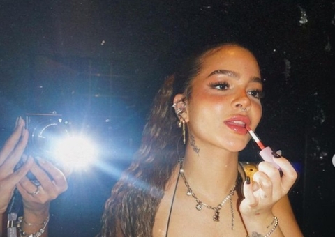 Mel Maia sensualiza nua em banheira durante viagem à Paris 