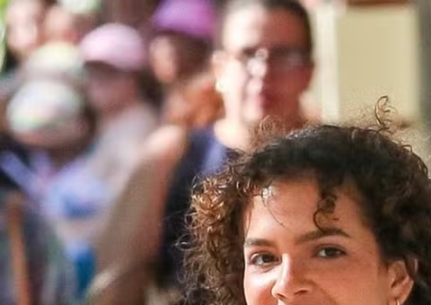 Mel Maia surge cacheada em gravação de filme após transição capilar