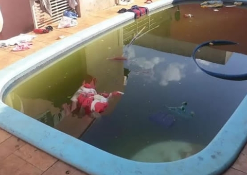 Bebê morre afogado ao cair na piscina de casa