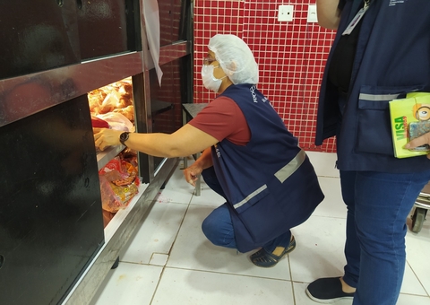 Mais de 27kg de produtos vencidos são apreendidos em mercado de Manaus