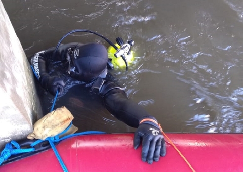 Mãe é suspeita de jogar filho desmaiado em rio; mergulhadores procuram corpo