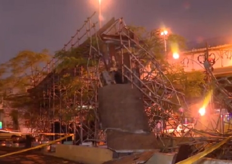 Caminhão derruba passarela sobre linha de metrô no Rio de Janeiro