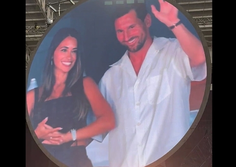 Lionel Messi e esposa são flagrados por câmera do beijo em show do Coldplay; vídeo