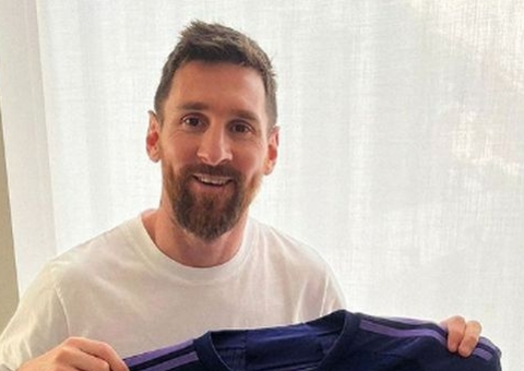 Messi é tietado por torcedores em supermercado de Miami