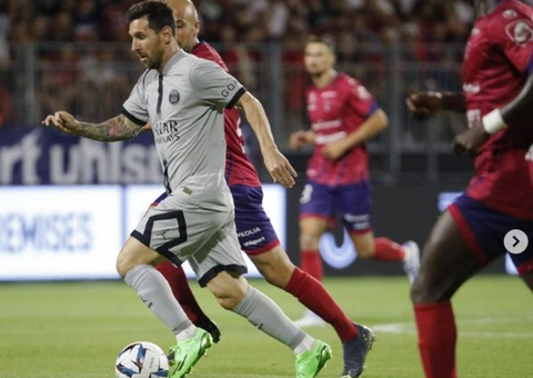 PSG vence o Ajaccio com pintura de Messi e Mbappé artilheiro do Francês
