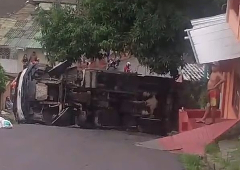 Vídeo: Caminhão tomba em ladeira e bloqueia rua no Tancredo Neves
