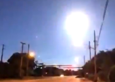Meteoro explode no céu e assusta repórter durante transmissão ao vivo