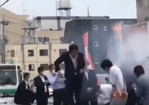 Novo vídeo mostra outro ângulo do momento em que ex-premiê Shinzo Abe é baleado