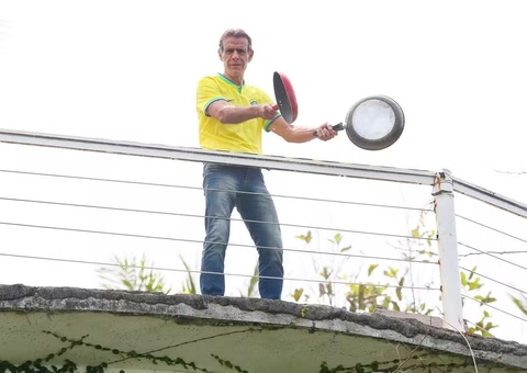 Mário Gomes protesta com panelaço ao ver chegada de policiais em mansão