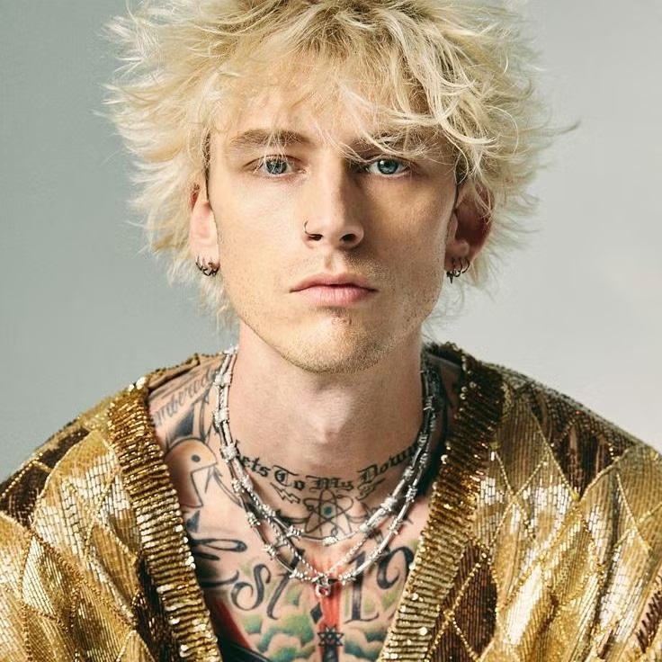 Namorado de Megan Fox, rapper Machine Gun Kelly tatua corpo de preto: 'Propósitos espirituais'