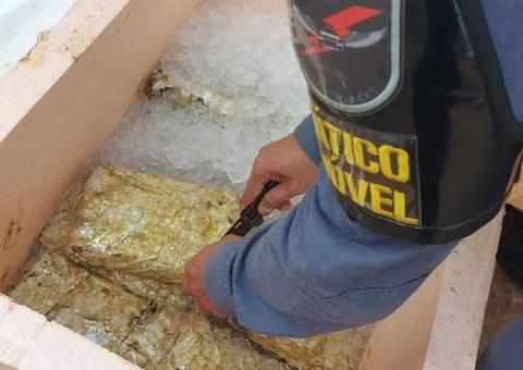 Caixa recheada de drogas é encontrada na frente de loja no Amazonas