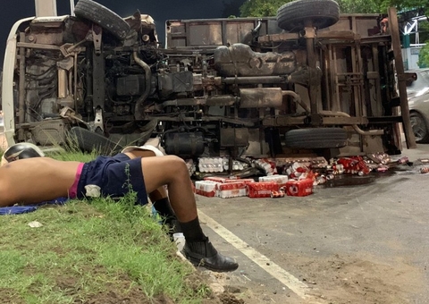 Caminhão desgovernado capota na Avenida Cosme Ferreira
