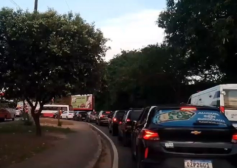 Caminhão tomba próximo à UFAM e deixa trânsito caótico em várias avenidas 