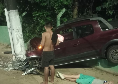Motorista fica ferido após picape invadir calçada e atingir poste no São Jorge