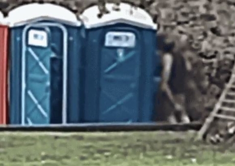 Casal protagoniza cena íntima na frente de igreja; vídeo