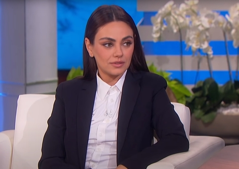 Mila Kunis rebate polêmica de não dar banhos diários nos filhos: ‘Quem tomou banho durante a covid?'